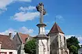 Monumentalkreuz und Kirche Saint-Martin