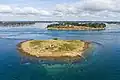 Steinkreis auf der Insel Er Lannic, dahinter Insel Gavrinis mit Hügelgrab