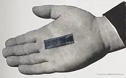 Ein Kryotron auf einer Hand liegend.