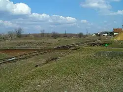 Bahnstrecke Budapest–Lajosmizse, rechts die ausgebaute Kreuzung (2010)