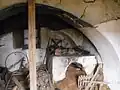 Hierin offene Feuerstelle mit weitem Rauchfang in Lehmziegelbauweise