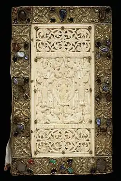 Oceanus und Tellus am unteren Bildrand. Vorderseite des Einbandes des Cod. Sang. 53 aus der Stiftsbibliothek St. Gallen. Tutilo, um 895 n.&nbsp;Chr.