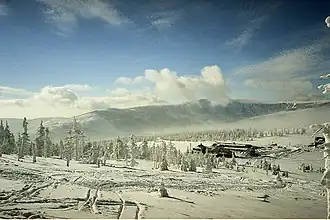 Das Hotel Špindlerova Bouda am Spindlerpass. Blick von der Kleinen&nbsp;Sturmhaube im Januar 2005.