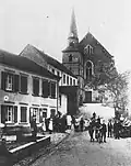 Eingangsfront der neogotischen Kirche mit dem Turm der barocken Kirche