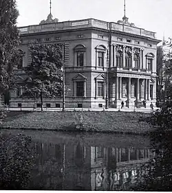 Blick vom Hofgarten auf das Trinkaus-Palais