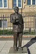 Johannes Rau, Bronzeskulptur von Anne Lacey-Weers, Johannes-Rau-Platz, Bronzeskulptur