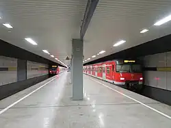 Bahnsteig mit Triebzügen der S&nbsp;11 und S&nbsp;68