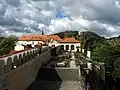 Blick über den Rosengarten zum Schloss, links die „Lange Fahrt“ („Dlouha jizda“), der Zugang zum Schloss, rechts hinten die Schäferwand (2018)