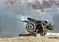 Angehöriger der Brigade beim Abfeuern einer 122-mm-Haubitze D-30J während einer Militärübung.