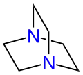 Diazabicyclooctan (DABCO) mit den beiden blau markierten Brückenkopfatomen (Stickstoffatome)