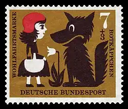 Rotkäppchen trifft im Wald den Wolf.