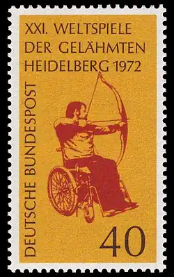 Eine orangefarbene Briefmarke zeigt einen rot gestalteten Bogenschützen im Rollstuhl sitzend. Die Schrift ist schwarz in Großbuchstaben mit diesem Text: XXI, Weltspiele der Gelähmten Heidelberg 1972.
