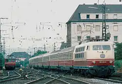 Baureihe 103 vor einem TEE in Koblenz, 1975