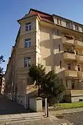 Häuserblock in der Saxoniastraße 18–28, wurde 1920–1922 erbaut.