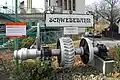 Historische Antriebswelle und Schild im Jugendstil