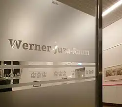 In der Dreikönigskirche Dresden ist der Ausstellungsraum nach Werner Juza benannt. Foto November 2025