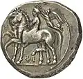 Didrachme. (ca. 340-325 v. Chr.), 22 mm. Zwei Pferde traben nach l. Auf dem vorderen Pferd sitzt ein Knabe, der von einer Nike bekränzt wird. (Avers).[79]