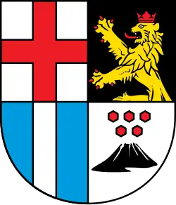 Vulkan ist Symbol für die Bedeutung des Vulkanismus in der Verbandsgemeinde Pellenz, fünf Steinbrocken stehen für die Zahl der angeschlossenen Orte