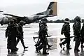 Eine deutsche C-160 Transall und Soldaten während der REFORGER-Übung 1980