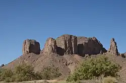 Vorposten des Tassili n'Ajjer im Oued Essendilène: zwei Schichtfolgen der Inneren Tassili-Gruppe