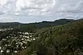 Hainkopf (halbrechts) über Eppstein vom Kaisertempel gesehen, rechts daneben lugt der Atzelbergturm durch, darunter die Heimliche Wiese. Hinten links der Küppel, dahinter links am Horizont der Große Lindenkopf (499 Meter).