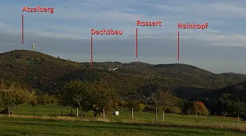 Blick von Nordwesten auf Atzelberg und Rossert samt dessen Nebenkuppen Hainkopf und Dachsbau