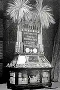 Messestand für die Leipziger Messe, zur Probe auf dem Firmengelände in Lichtenfels aufgebaut, 1890er Jahre