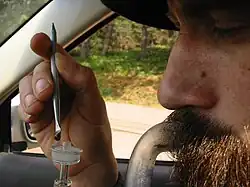 Dabbing (Verdampfen von öligem Cannabisextrakt)