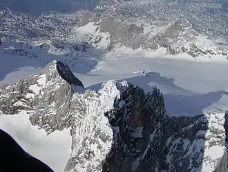 Luftaufnahme des Hohen Dachsteins aus ca. 3.600&nbsp;m, mit Niederem Dachstein (links) und Gjaidstein (im Hintergrund)