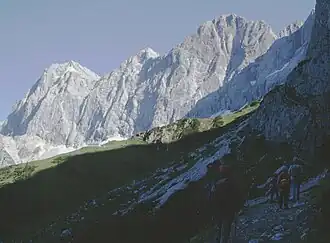 Dachsteinsüdwand, mittig der Mitterspitz