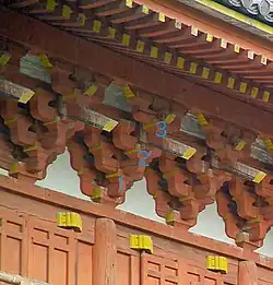 dreistufige Klammer (Mi-tesaki) im Sanmon-Tor des Daitoku-Tempels (Daitoku-ji)