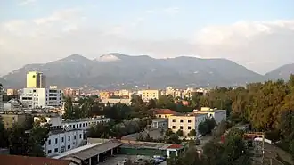 Dajti im Abendlicht von Tirana aus gesehen.