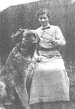 Frau mit Dalbohund, vor 1903