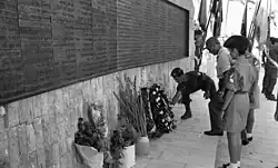 Verteidigungsminister Mosche Dajan lässt im Sept. 1969 einen Kranz an der Gedenkstätte niederlegen