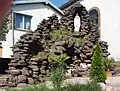 Nachbildung der Lourdesgrotte vor der Kirche Dannelbourg