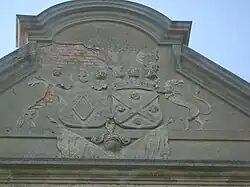 Allianzwappen Graf von Schwerin – Gräfin von Kanitz am Gutshaus Dargibell