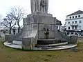Sockel mit wiederhergestellten Brunnenbecken (November 2022)