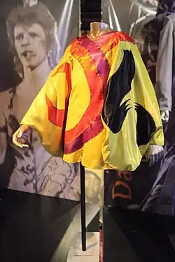 Ziggy-Stardust-Bühnenkostüme von Burretti aus dem Jahr 1972, Rock and Roll Hall of Fame, Cleveland (Ohio).
