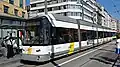 Niederflurwagen des Typs HermeLijn im Stadtzentrum