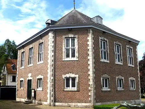 Lutherische Kirche vom Innenhof aus mit dem seitlichen Eingang