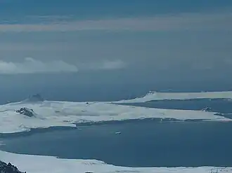 Blick vom Ongal Peak über die Moon Bay hinweg auf den Debelt-Gletscher