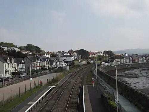 Blick von der Fußgängerbrücke am Bahnhof nach Süden