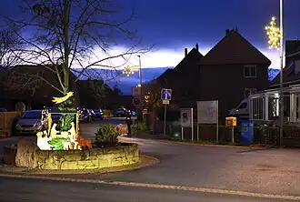 Weihnachtliche Krippe an der Hauptstraße