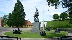 Die Statue „Den tapre Landsoldat“ des Bildhauers Herman Wilhelm Bissen mit Torhaus und Prinsen Port im Hintergrund