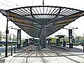 Endstelle der Linie T1 in Denain: Espace Villars ist ein Ver­knüp­fungs­punkt, die Busse halten auf der Au­ßen­sei­te der Bahn­steige