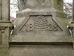 Bienenkorb und „1838“