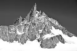 Blick auf den Gipfel des Dent du Géant; oben blanker Fels, weiter unten schneebedeckt