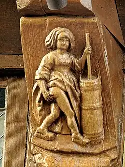 Die „Butterhanne“ mit einer Hand am nun blanken Hintern