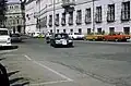 Der Dienstwagen mit Regierungsvertretern und Diplomaten fährt vor.