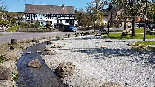 Der Steinebach im Ortskern von Steinebach an der Wied